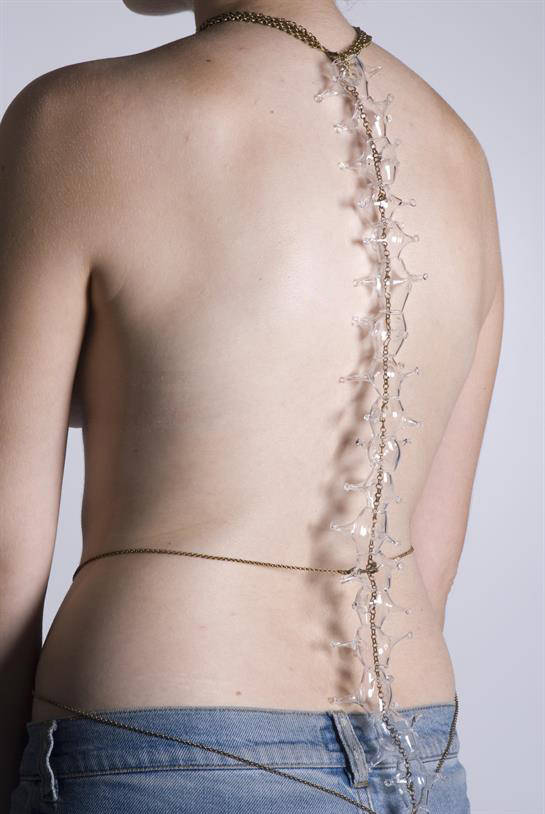 Bijoux vertébraux, 2007, verre, métal, Photographie gracieuse de l'Académie d'art et de design Bezalel Jérusalem