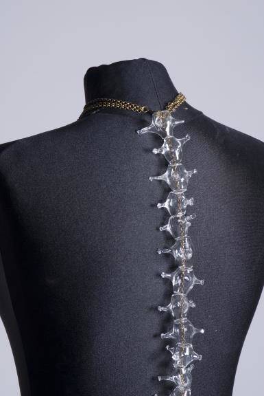 Bijoux vertébraux, 2007, verre, métal, Photographie gracieuse de l'Académie d'art et de design Bezalel Jérusalem